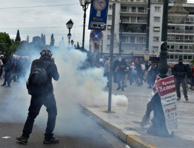 Με 25 νέα φονικά «όπλα» οι αναρχικοί κατά των ΜΑΤ στα χθεσινά επεισόδια στο Σύνταγμα (φωτό)